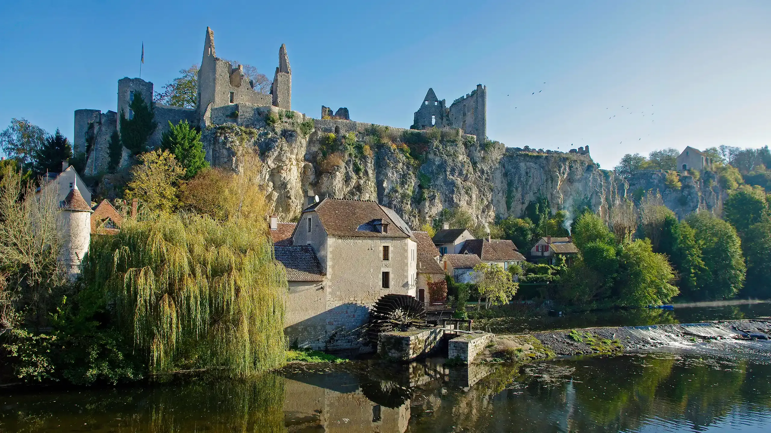 Visitez la forteresse d'Angles-sur-l'Anglin dans la Vienne avec le Pass Patrimoine © Daniel Jolivet - CC BY 2.0