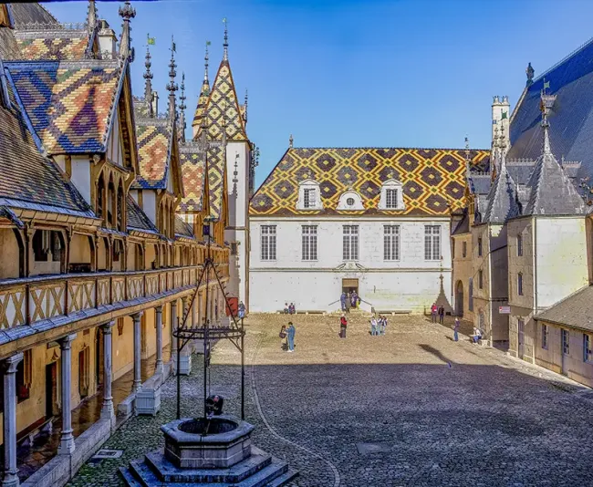 Cour d'honneur de l'Hôtel-Dieu des Hospices de Beaune © AG LC