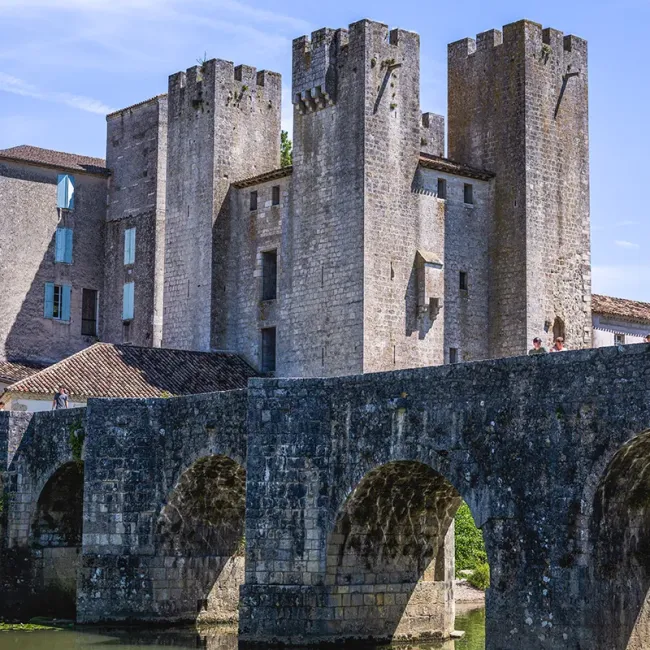 Le Moulin des Tours et son pont roman © Albret Tourisme